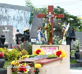 Familias nicaragüenses visitan a sus files difuntos en los distintos cementerios del país