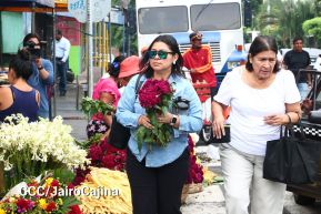 Familias nicaragüenses visitan a sus files difuntos en los distintos cementerios del país