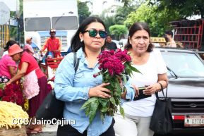 Familias nicaragüenses visitan a sus files difuntos en los distintos cementerios del país