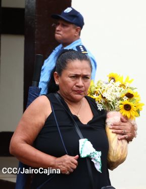 Familias nicaragüenses visitan a sus files difuntos en los distintos cementerios del país