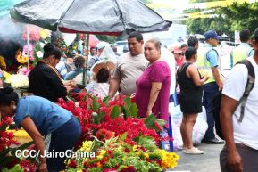 Familias nicaragüenses visitan a sus files difuntos en los distintos cementerios del país