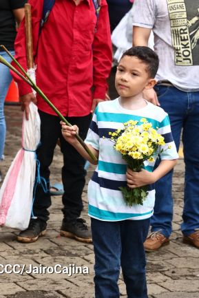 Familias nicaragüenses visitan a sus files difuntos en los distintos cementerios del país