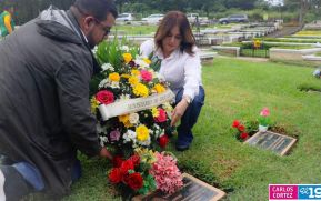 Familias nicaragüenses visitan a sus files difuntos en los distintos cementerios del país