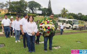 Familias nicaragüenses visitan a sus files difuntos en los distintos cementerios del país