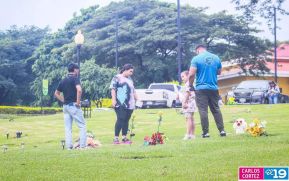 Familias nicaragüenses visitan a sus files difuntos en los distintos cementerios del país