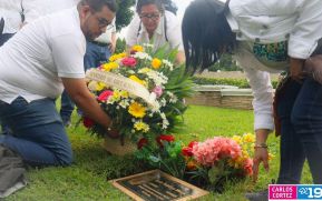 Familias nicaragüenses visitan a sus files difuntos en los distintos cementerios del país