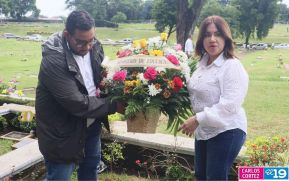 Familias nicaragüenses visitan a sus files difuntos en los distintos cementerios del país
