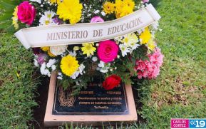 Familias nicaragüenses visitan a sus files difuntos en los distintos cementerios del país
