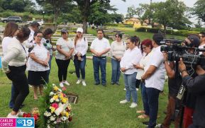 Familias nicaragüenses visitan a sus files difuntos en los distintos cementerios del país