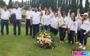 Familias nicaragüenses visitan a sus files difuntos en los distintos cementerios del país
