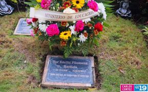 Familias nicaragüenses visitan a sus files difuntos en los distintos cementerios del país