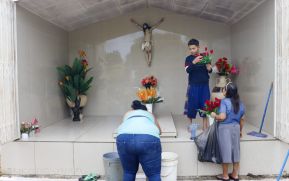 Familias nicaragüenses visitan a sus files difuntos en los distintos cementerios del país