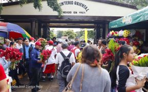 Familias nicaragüenses visitan a sus files difuntos en los distintos cementerios del país