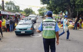 Familias nicaragüenses visitan a sus files difuntos en los distintos cementerios del país