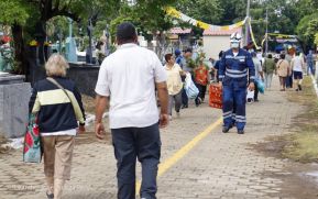 Familias nicaragüenses visitan a sus files difuntos en los distintos cementerios del país