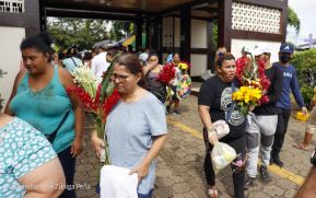 Familias nicaragüenses visitan a sus files difuntos en los distintos cementerios del país