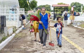 Familias nicaragüenses visitan a sus files difuntos en los distintos cementerios del país