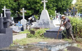 Familias nicaragüenses visitan a sus files difuntos en los distintos cementerios del país