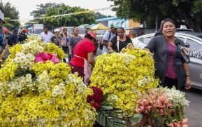 Familias nicaragüenses visitan a sus files difuntos en los distintos cementerios del país