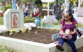 Familias nicaragüenses visitan a sus files difuntos en los distintos cementerios del país