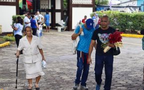 Familias nicaragüenses visitan a sus files difuntos en los distintos cementerios del país