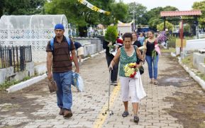 Familias nicaragüenses visitan a sus files difuntos en los distintos cementerios del país