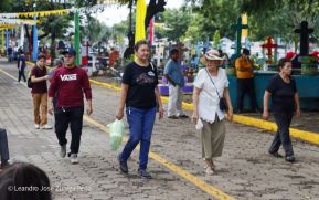 Familias nicaragüenses visitan a sus files difuntos en los distintos cementerios del país