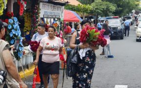 Familias nicaragüenses visitan a sus files difuntos en los distintos cementerios del país