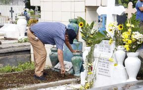 Familias nicaragüenses visitan a sus files difuntos en los distintos cementerios del país