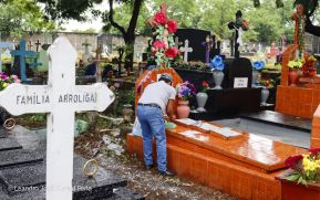 Familias nicaragüenses visitan a sus files difuntos en los distintos cementerios del país