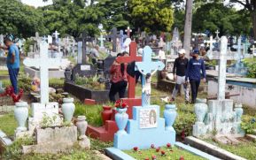 Familias nicaragüenses visitan a sus files difuntos en los distintos cementerios del país