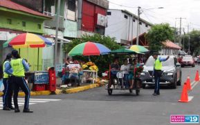 Familias nicaragüenses visitan a sus files difuntos en los distintos cementerios del país