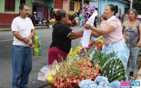 Familias nicaragüenses visitan a sus files difuntos en los distintos cementerios del país