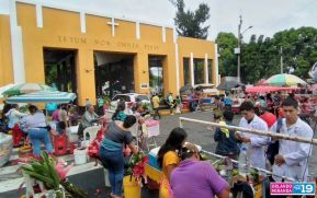 Familias nicaragüenses visitan a sus files difuntos en los distintos cementerios del país