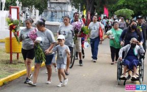 Familias nicaragüenses visitan a sus files difuntos en los distintos cementerios del país