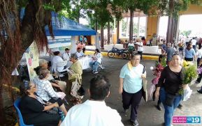 Familias nicaragüenses visitan a sus files difuntos en los distintos cementerios del país