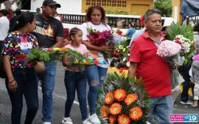 Familias nicaragüenses visitan a sus files difuntos en los distintos cementerios del país