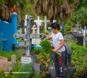 Familias nicaragüenses visitan a sus files difuntos en los distintos cementerios del país