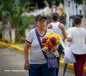 Familias nicaragüenses visitan a sus files difuntos en los distintos cementerios del país