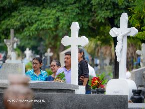 Familias nicaragüenses visitan a sus files difuntos en los distintos cementerios del país