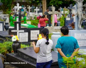 Familias nicaragüenses visitan a sus files difuntos en los distintos cementerios del país