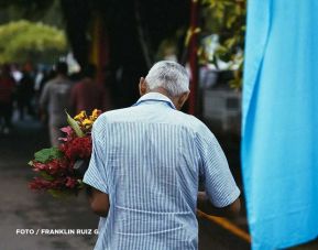 Familias nicaragüenses visitan a sus files difuntos en los distintos cementerios del país