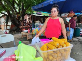 Familias nicaragüenses visitan a sus files difuntos en los distintos cementerios del país