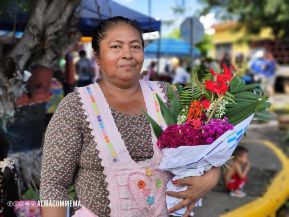 Familias nicaragüenses visitan a sus files difuntos en los distintos cementerios del país