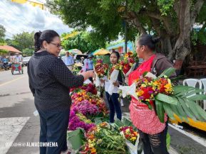 Familias nicaragüenses visitan a sus files difuntos en los distintos cementerios del país