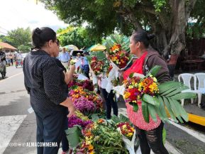 Familias nicaragüenses visitan a sus files difuntos en los distintos cementerios del país