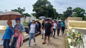 Familias nicaragüenses visitan a sus files difuntos en los distintos cementerios del país