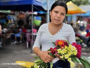 Familias nicaragüenses visitan a sus files difuntos en los distintos cementerios del país