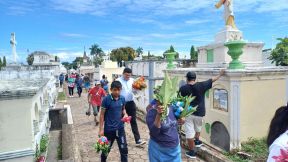 Familias nicaragüenses visitan a sus files difuntos en los distintos cementerios del país