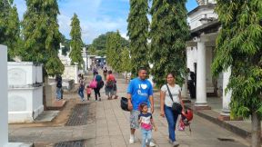 Familias nicaragüenses visitan a sus files difuntos en los distintos cementerios del país